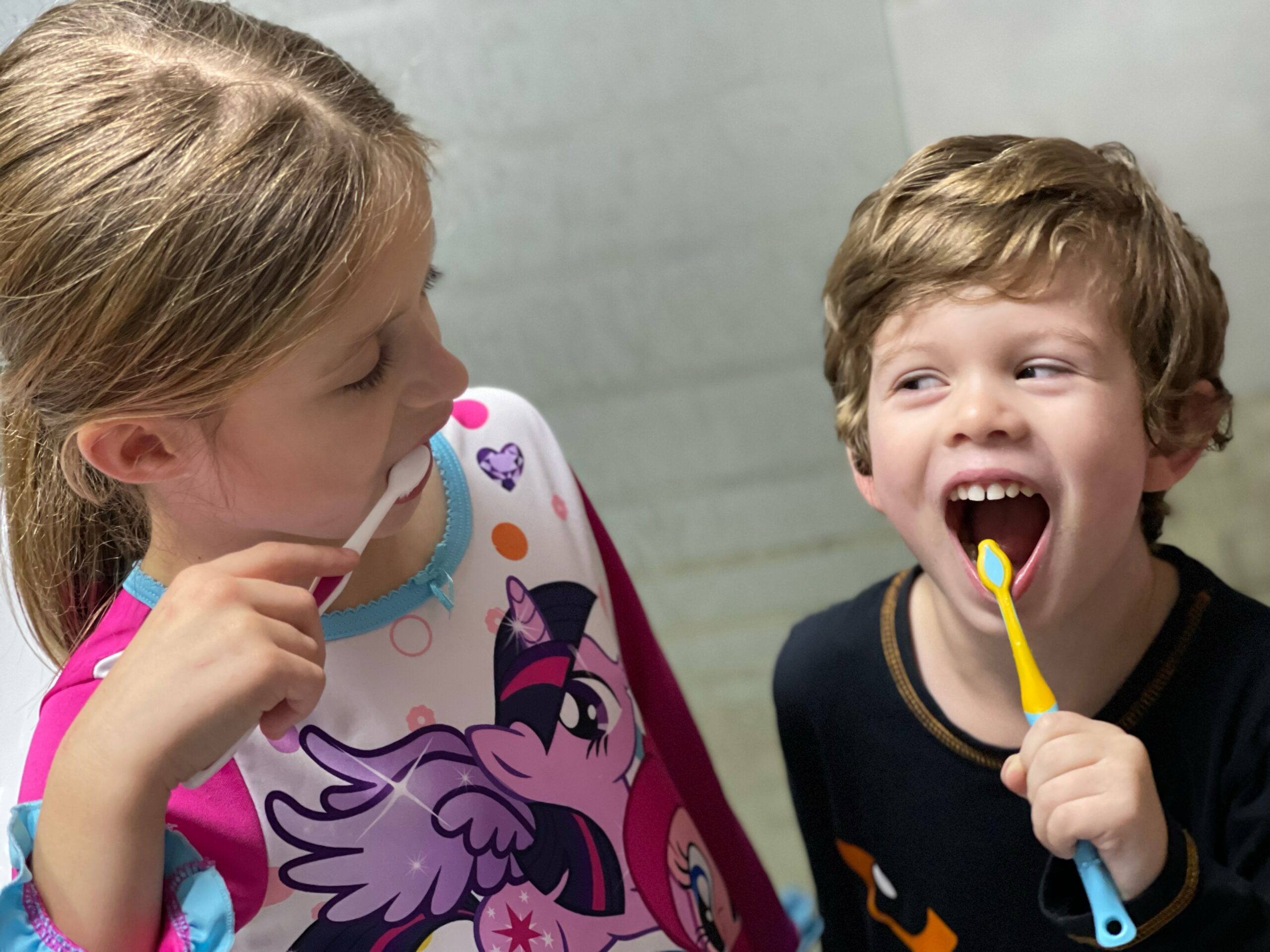 Neue Studie: Höheres Kariesrisiko bei Geschwistern Jedes halbe Jahr sollten Kinder ab sechs Jahren zum zahnärztlichen Check.