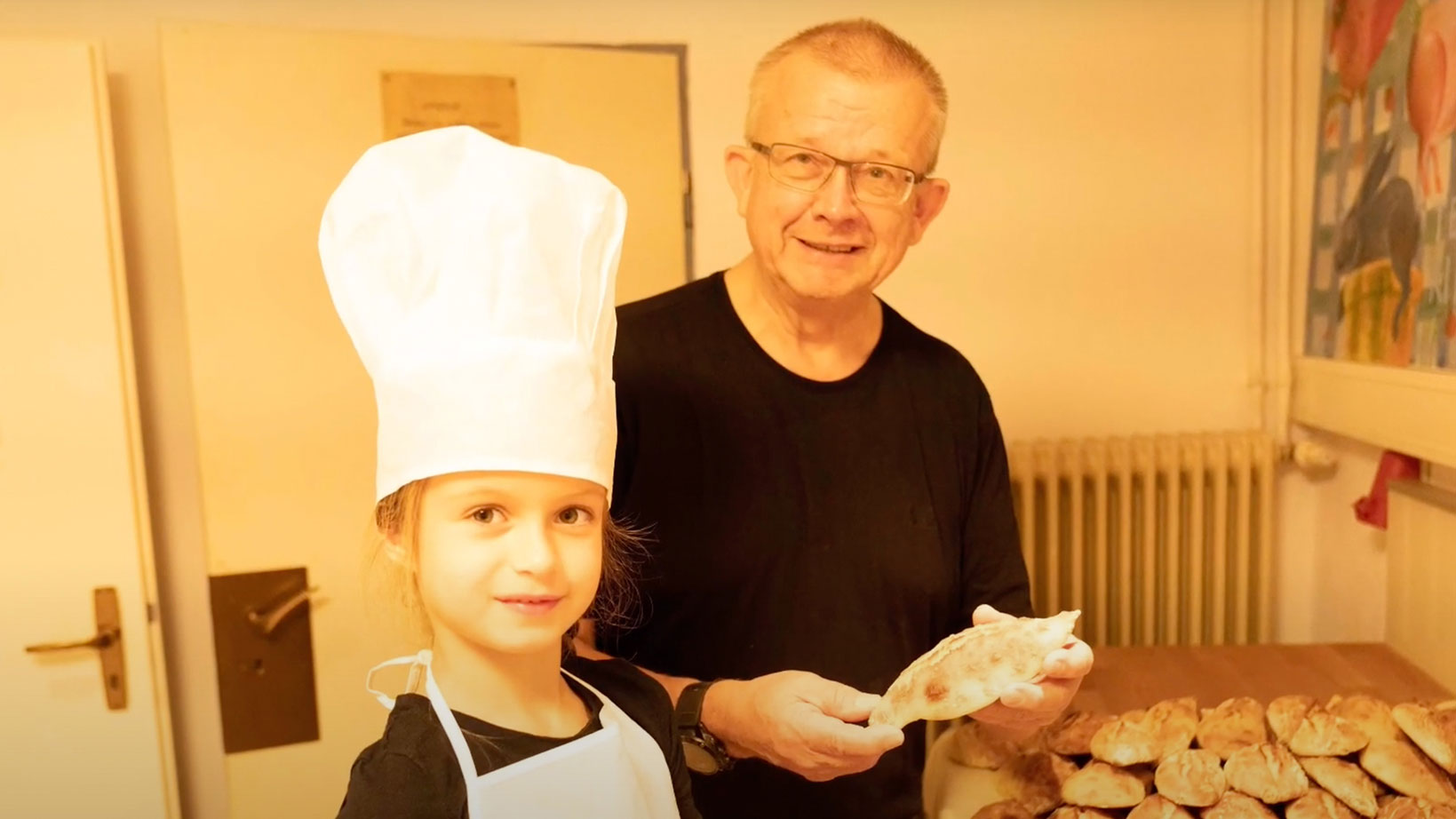 Dr. Reinhard Winkelmann beim Backen