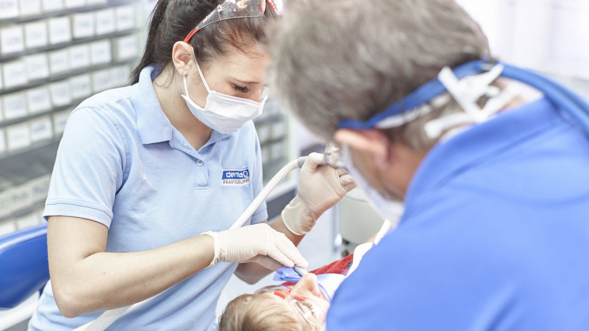 Eine Wurzelkanalbehandlung wird zur Zahnerhaltung angewandt, wenn der Nerv eines Zahnes entzündet oder bereits abgestorben ist.