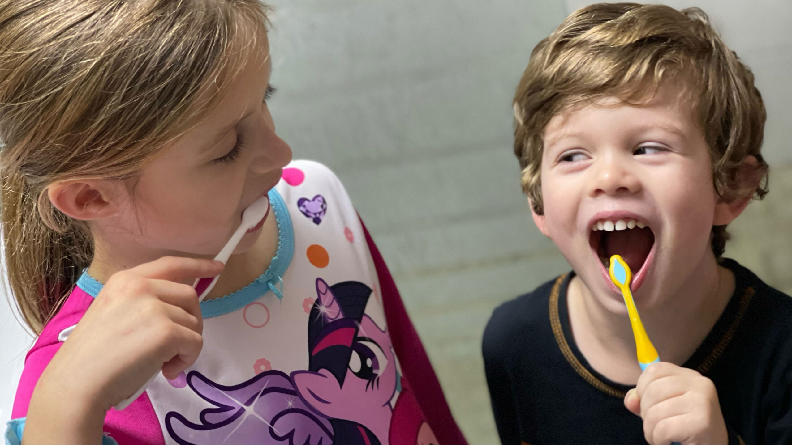 Neue Studie: Höheres Kariesrisiko bei Geschwistern Jedes halbe Jahr sollten Kinder ab sechs Jahren zum zahnärztlichen Check.